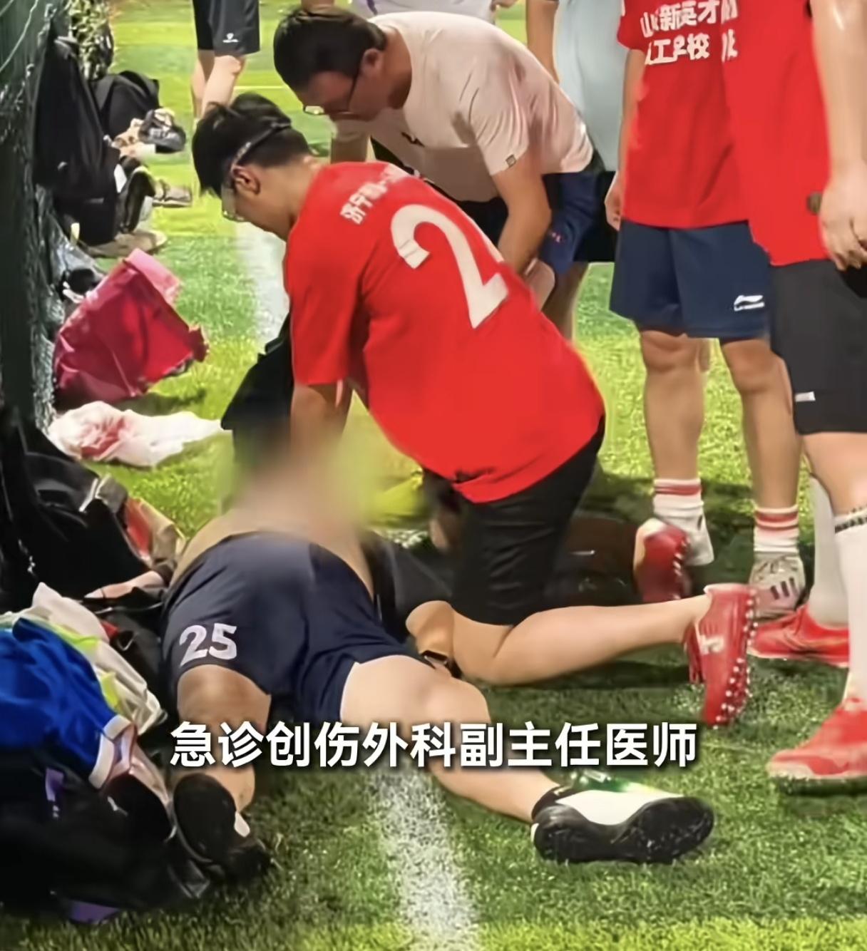 阎王不收就死不了！
济宁一男子在球场突然心脏骤停，没想到球场上有一支球队，全部是
