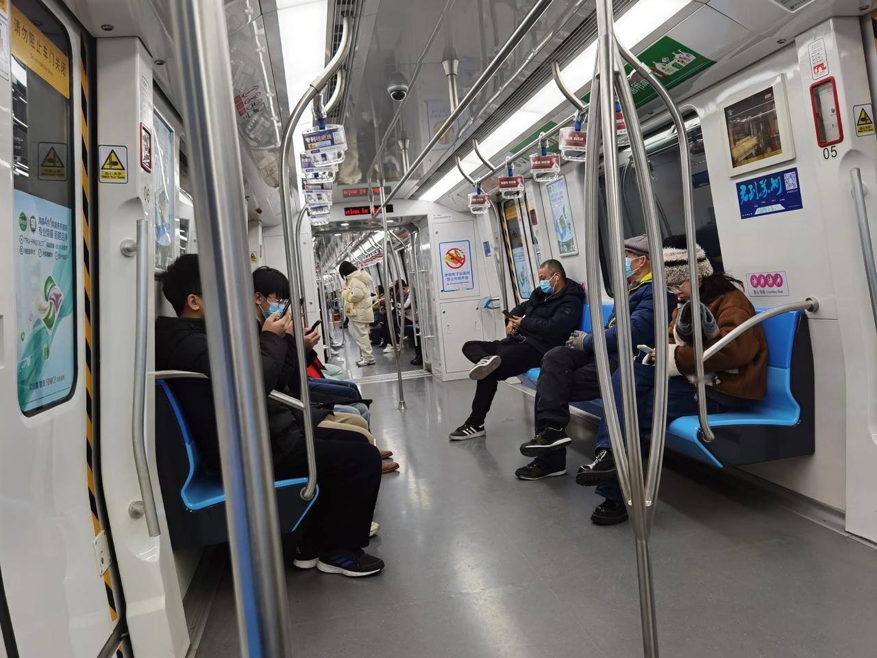 今天二十九，明天大年三十。下班高峰时段，地铁上人已经很少了。要回老家的已经回了，