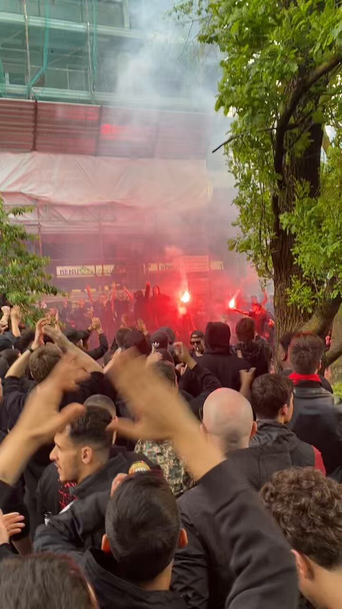 📢 南看台球迷正在热身 🔥❤️🖤消息源：MartinSa1988AC米兰 