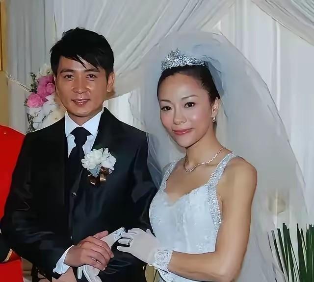 49岁，他还在找“妈”。
这不是姐弟恋。
仔细看他历任伴侣：大7岁、大6岁，清一