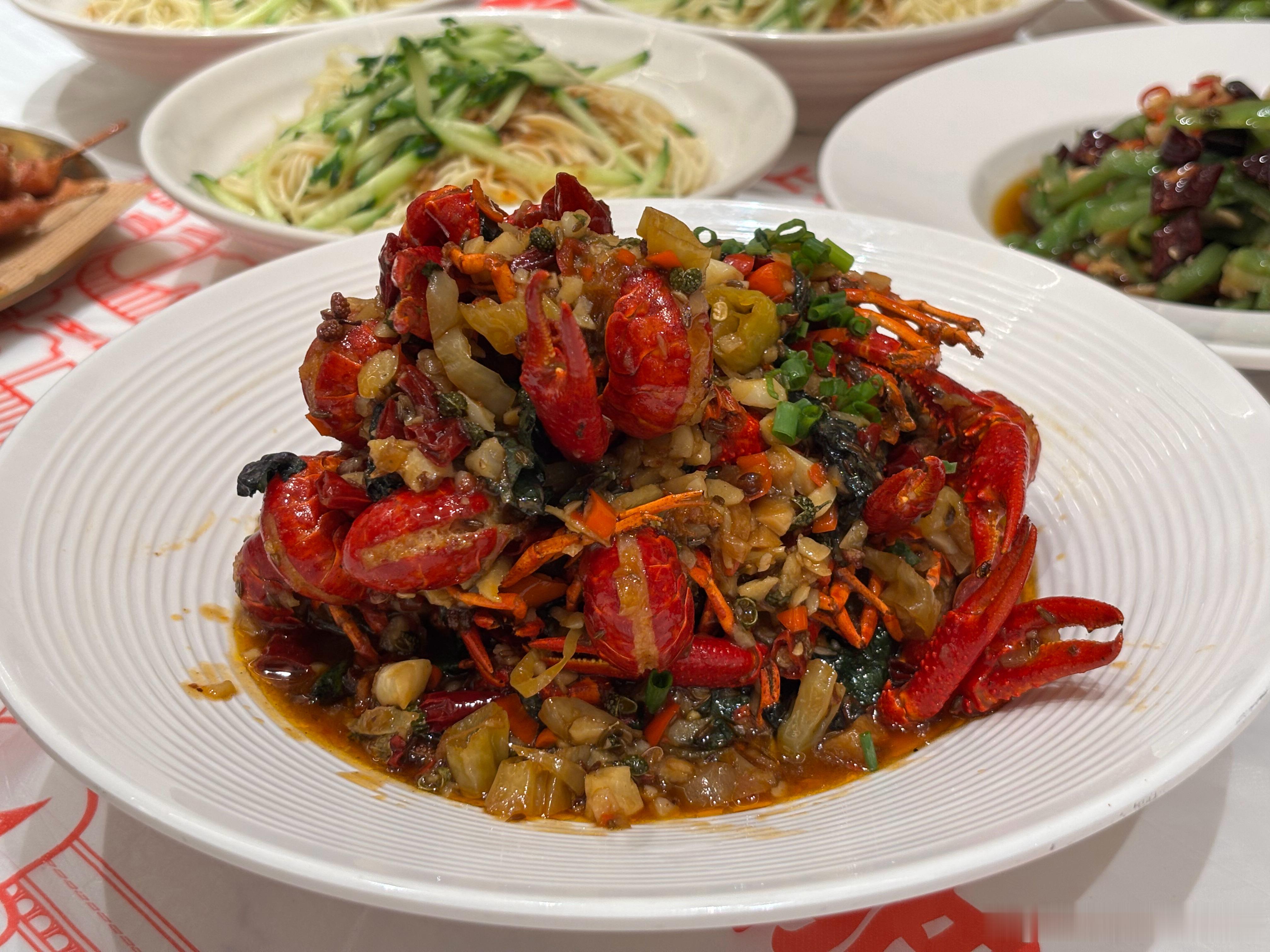 这么热的三伏天，只适合吃一些凉² 的面(也就是凉面)，并搞点龙虾🦞佐餐了 