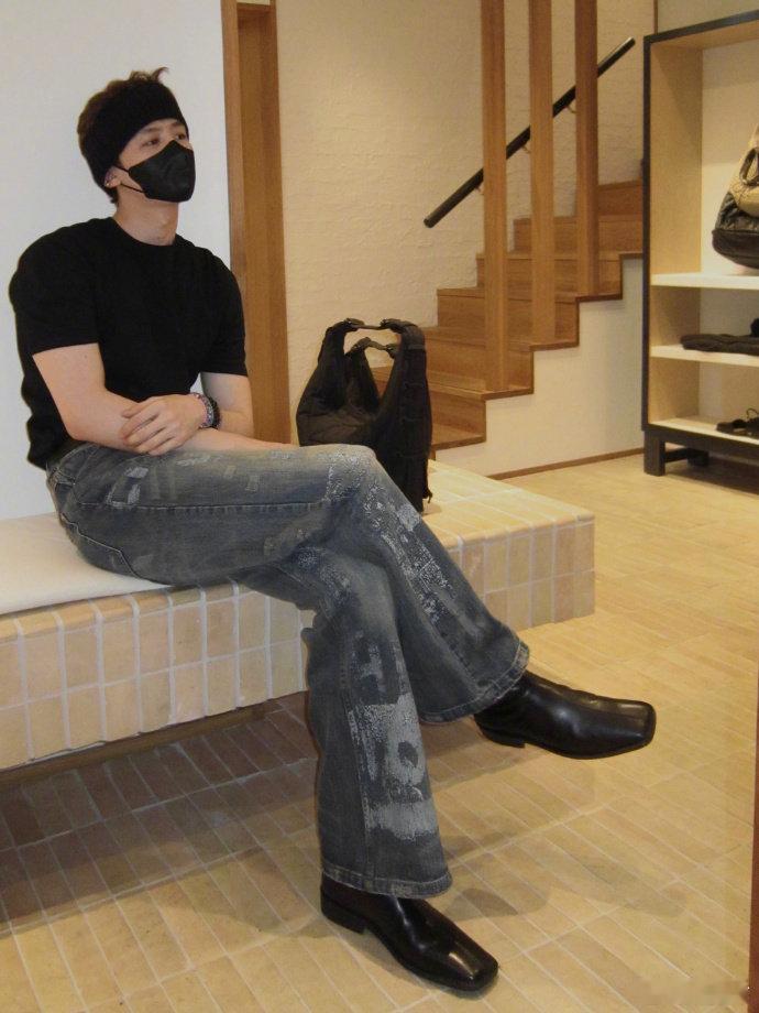 #发带检验颜值这关白敬亭过了##白敬亭穿了方头皮鞋# 白敬亭在时尚之路上持续散发