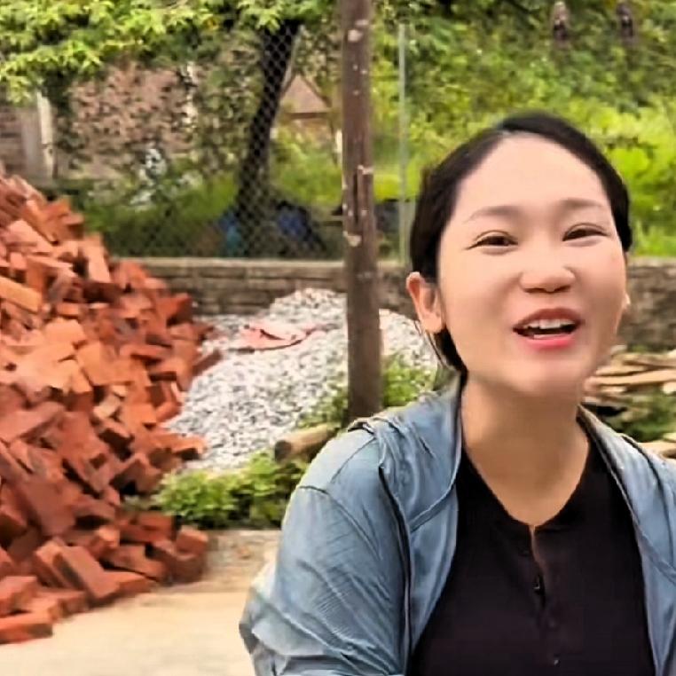 秋秋真的很厉害，别看年纪小，心眼可不少。小松说他的工地现在急需用大工匠，他想赶工