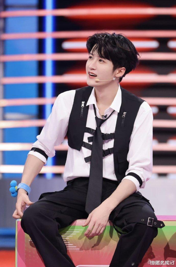 救命！檀健次爆炸头 cos 抽象到极致！又萌又疯批，画面感直接拉满，好六太会整活