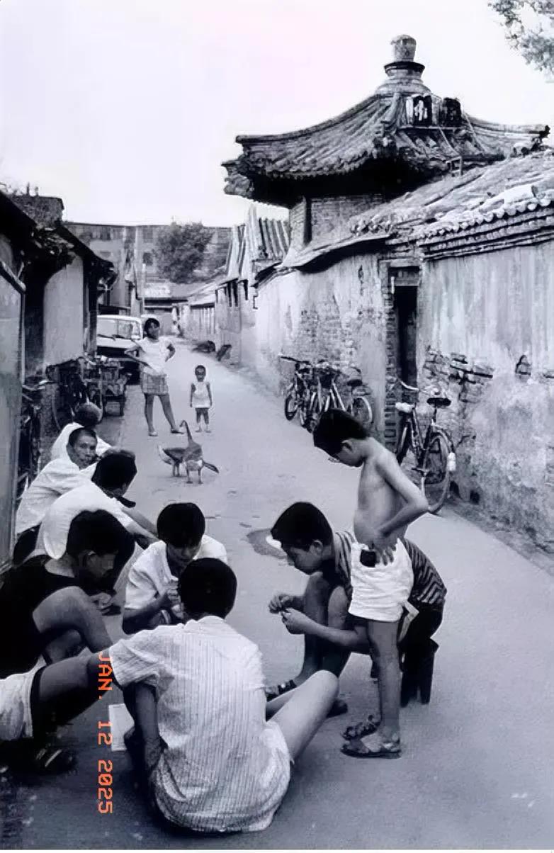 40年前
北京一条胡同里悠闲的人们和无忧无虑的的孩童，正在享受着假日的时光。