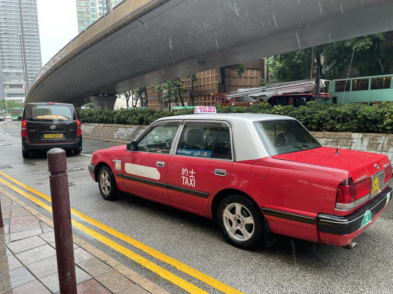 去香港打的的时候就会感到很奇怪，
现在各种智能座舱的车那么多，
为什么香港的的士