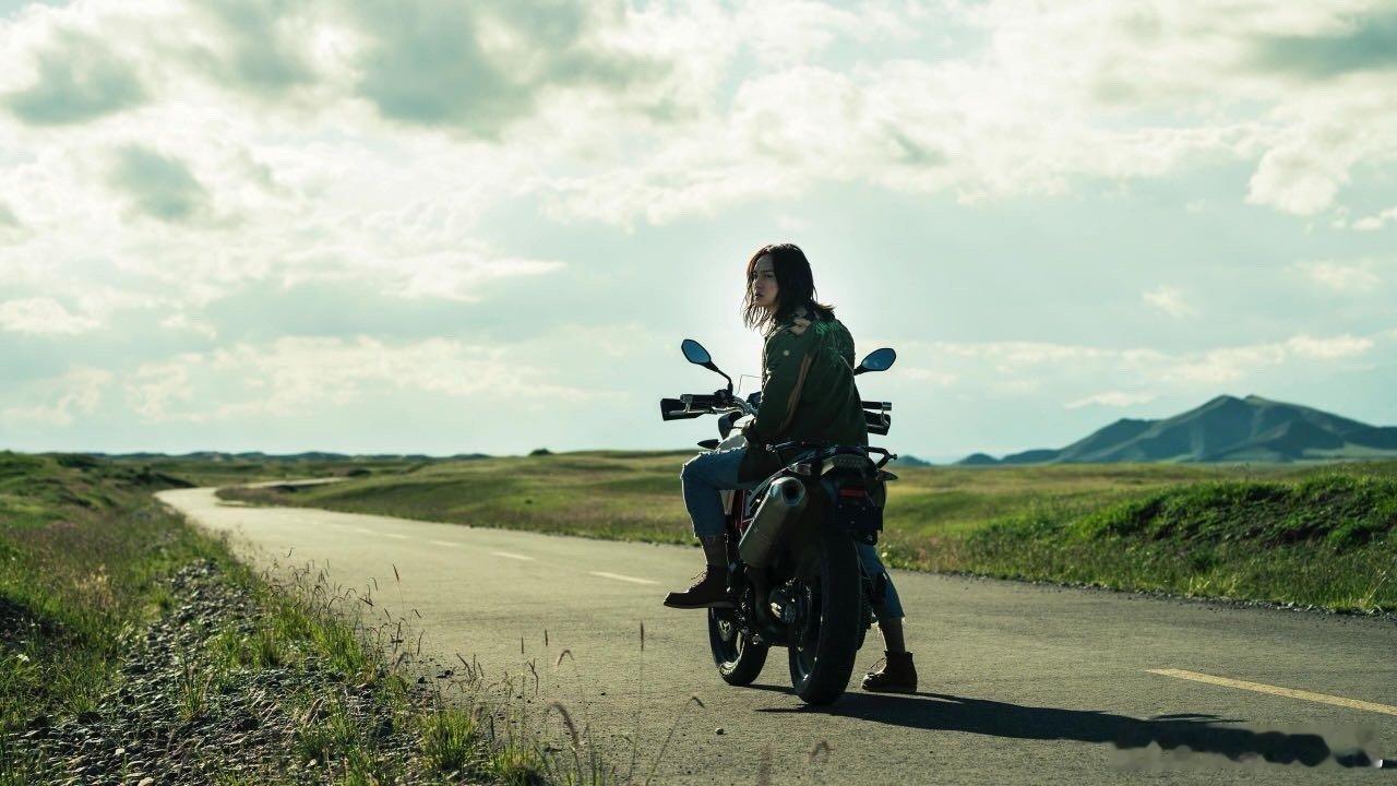 不知道巴音布鲁克王后的舞姿很曼妙救命！巴音布鲁克王后带着祖传舞姿杀回《飞驰3》了