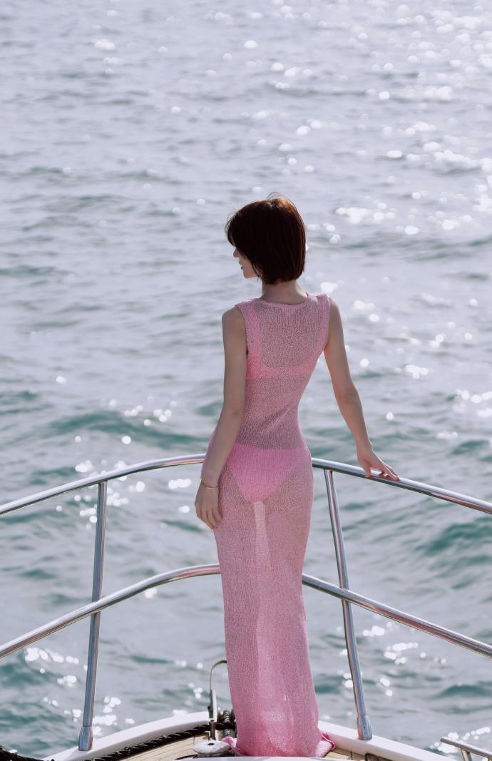 晒图笔记大赛蒋菲菲这个透视装穿搭背影绝了，真粉啊！