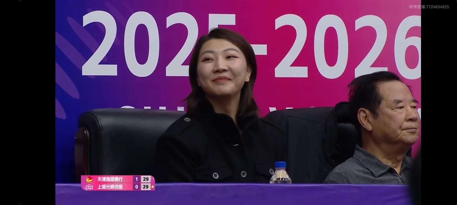 今天在天津女排主场主席台就坐的袁心玥，祝袁老师一切顺利，一直就这么开心下去吧！中