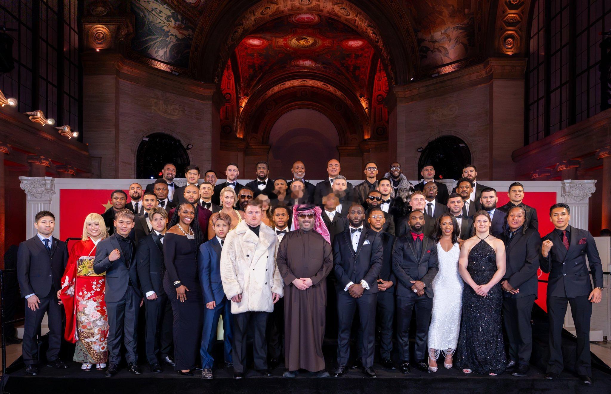 拳坛速递 Ring Magazine 颁奖盛典 结束合影，这站位很有说法。煮酒今