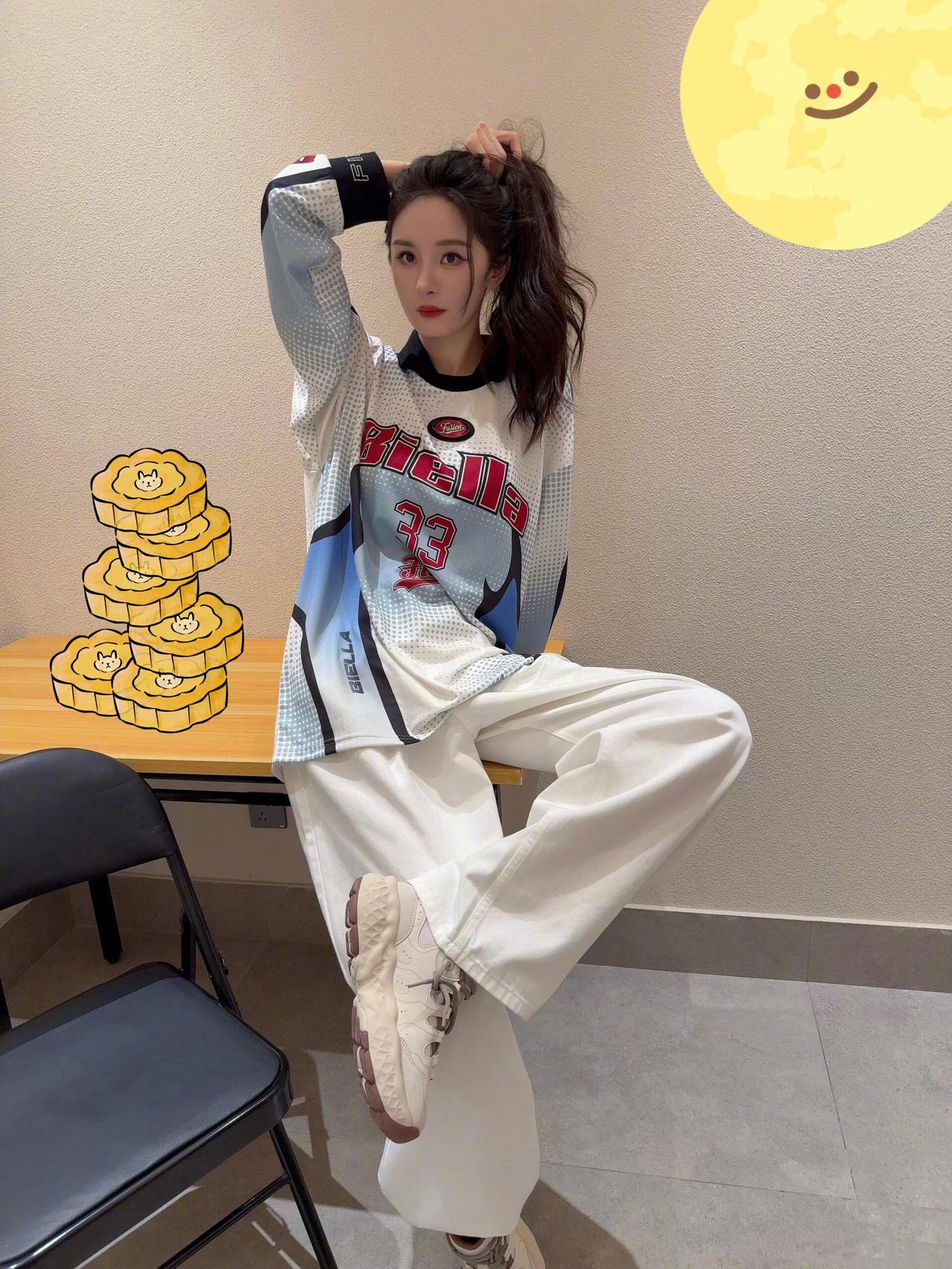 诶诶 杨幂中秋营业了！！记得吃月饼