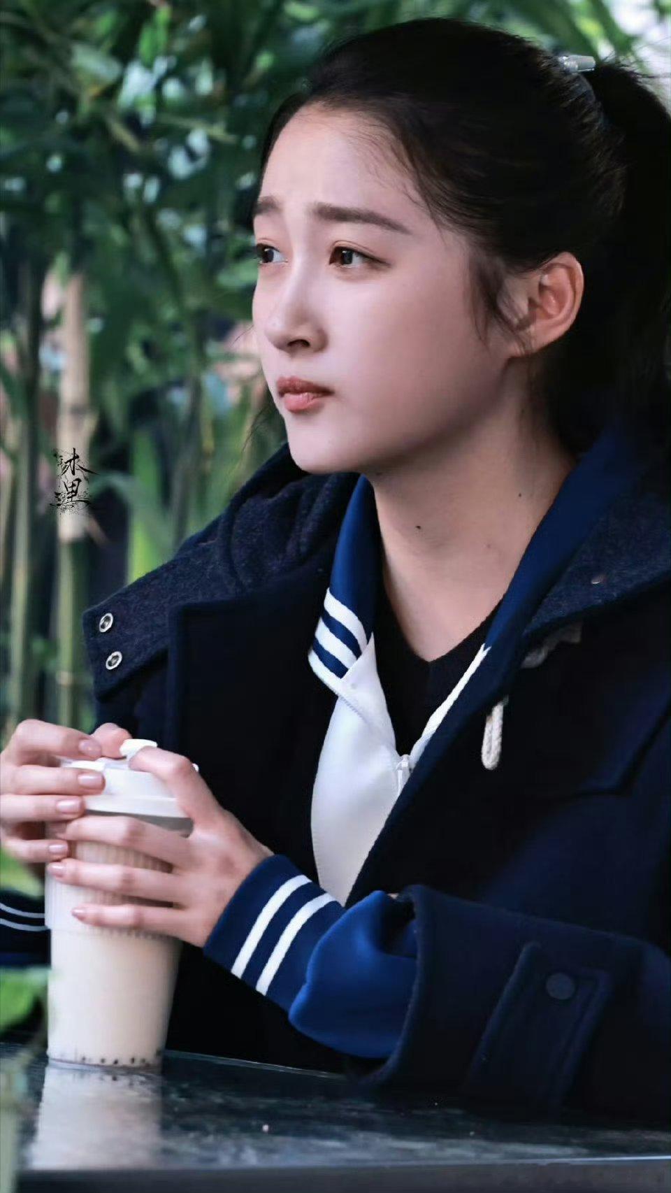张萌说关晓彤三年前演21三年后演18岁张萌和关晓彤两位美女子在剧组相处的好好呀 