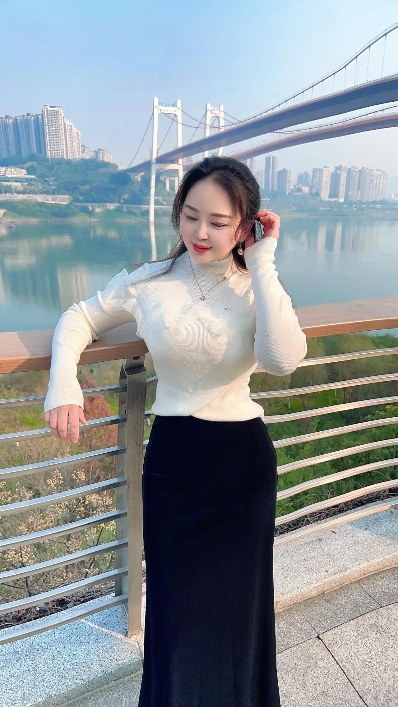 桥上美人倚，水边风景长。