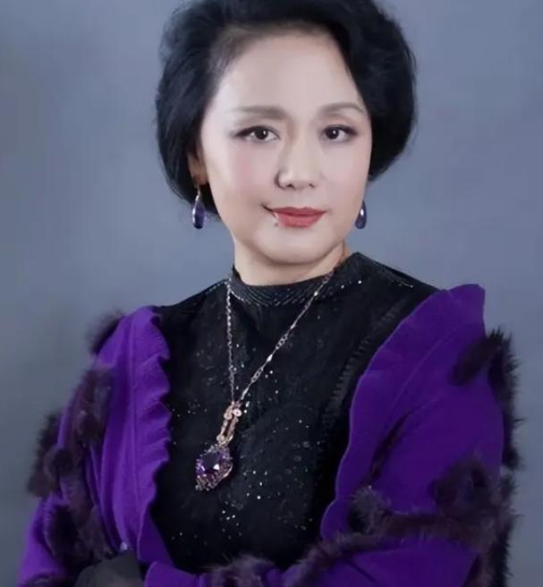 1979年，饰演潘金莲的廖学秋因为拍戏，和老公分别了六个月，她归心似箭，往家赶，
