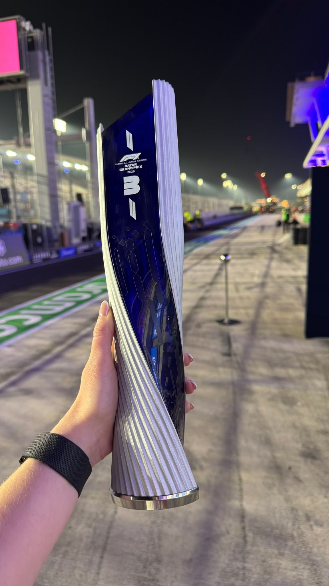 威廉姆斯车队在社媒上晒出F1卡塔尔大奖赛的季军奖杯🏆，还别说 颜色挺搭的 F1