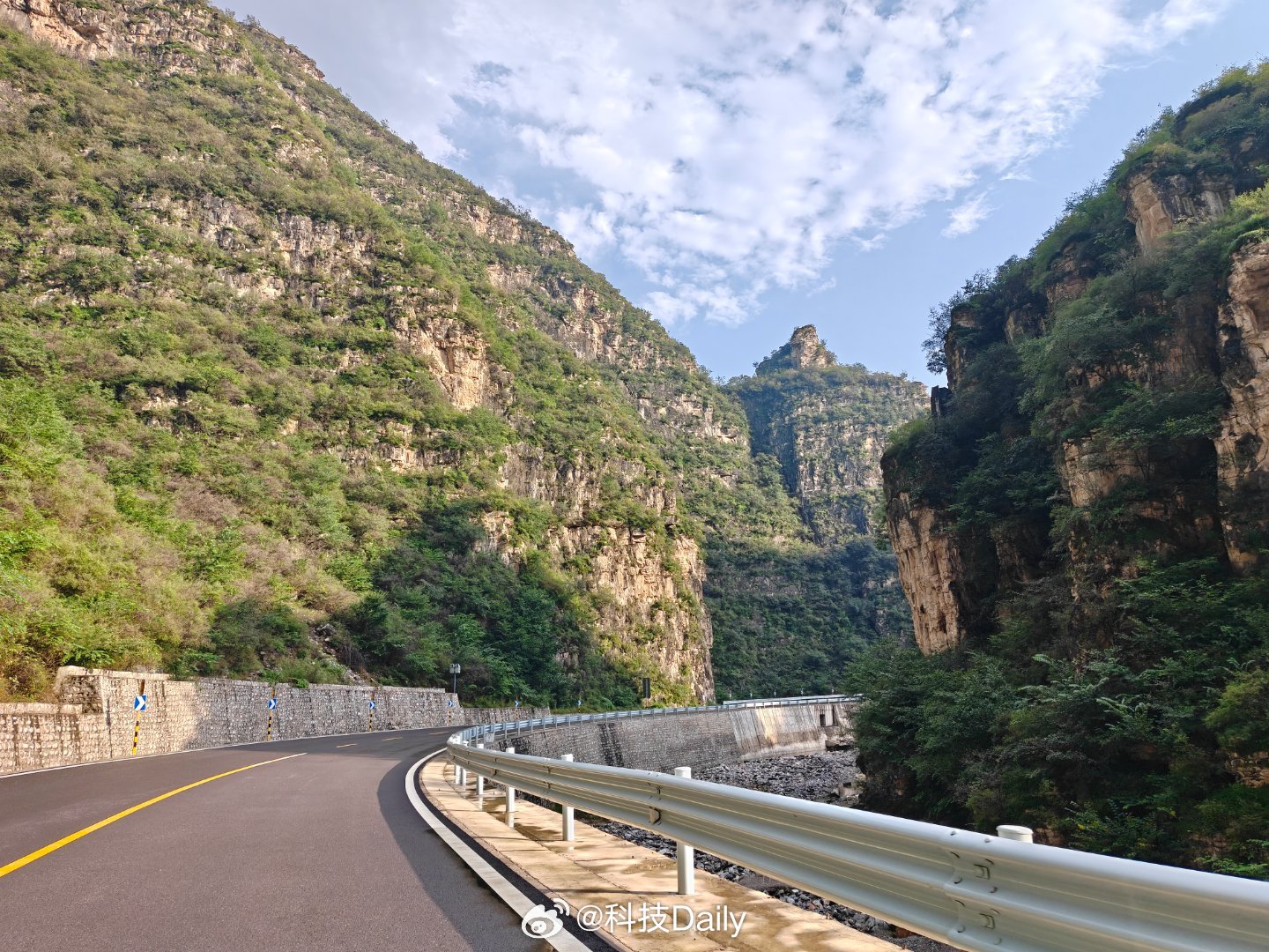 今天没玩上漂流，就在山里欣赏雨后山景吧。 ​​​