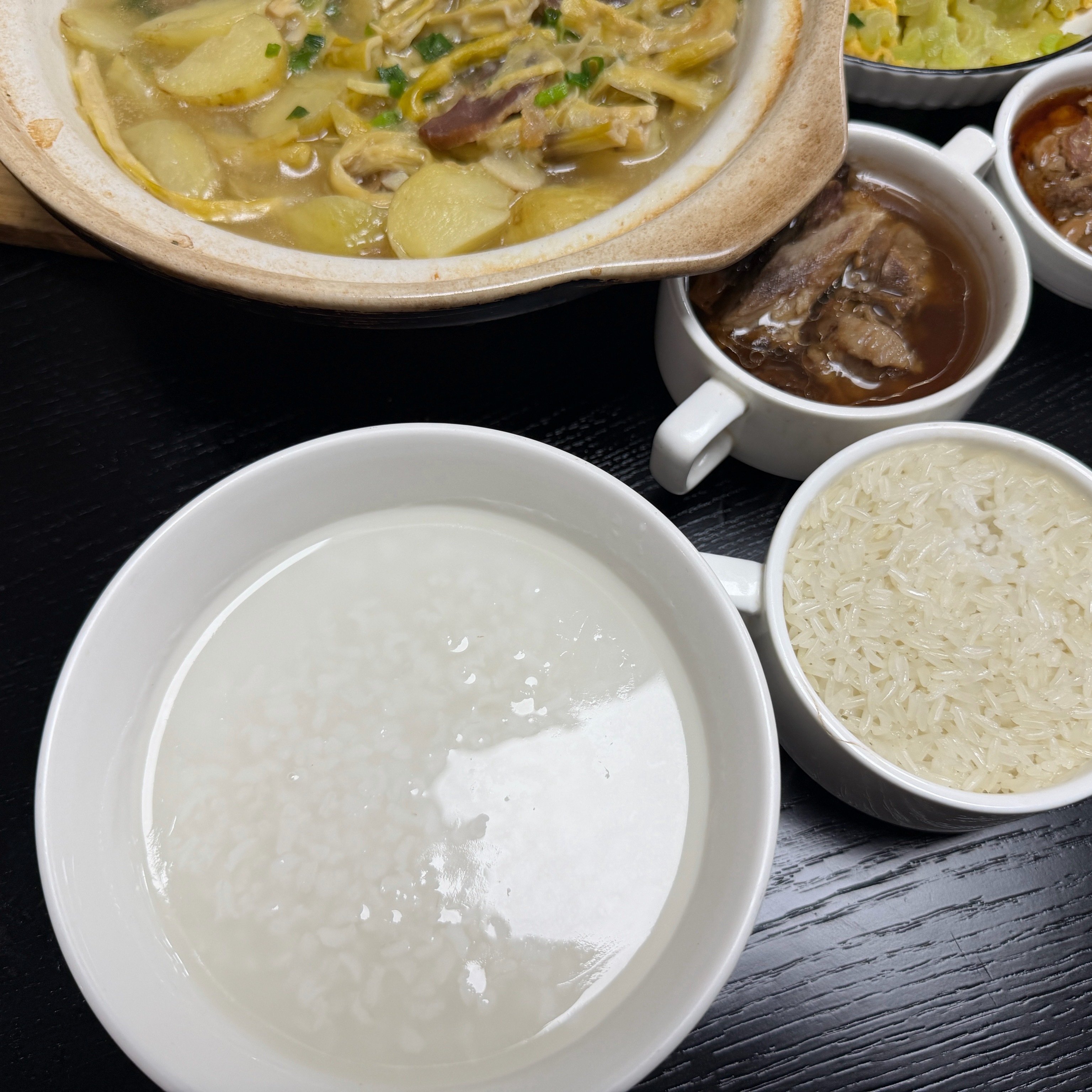 吃饭啦。图二的野笋干，谁吃谁知道。 