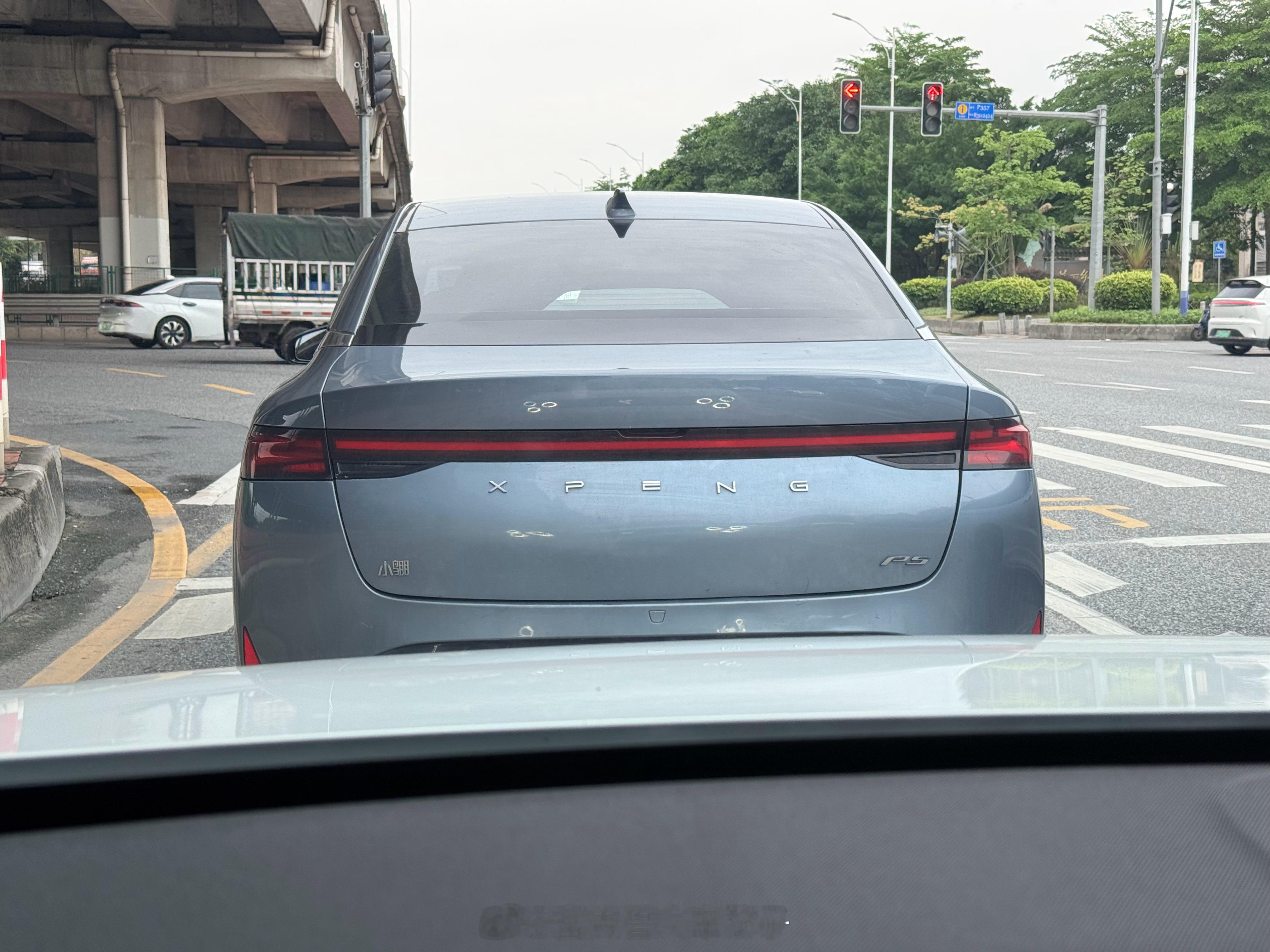 起猛了 字都看反了