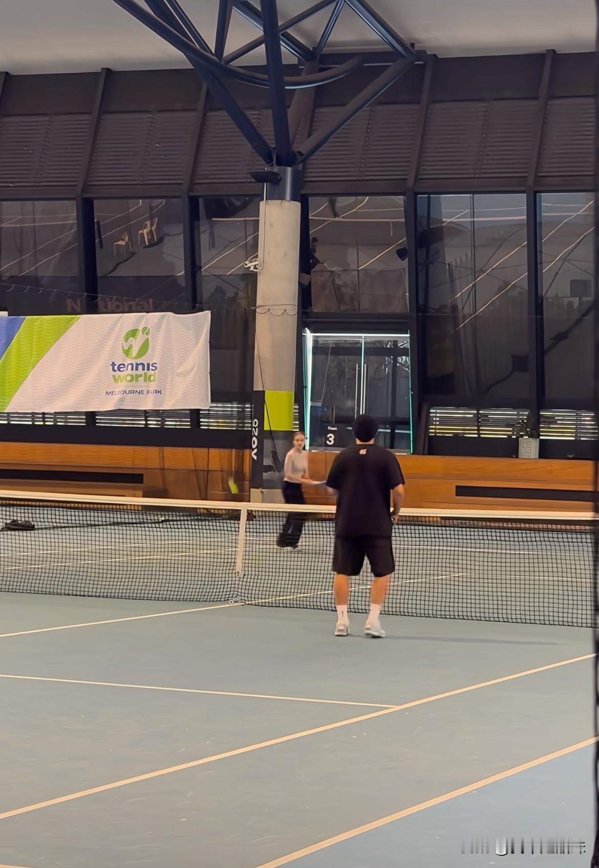 周杰伦的罗圈腿更明显了！
打网球🎾不会更严重吗？
用的拍子感觉像squared