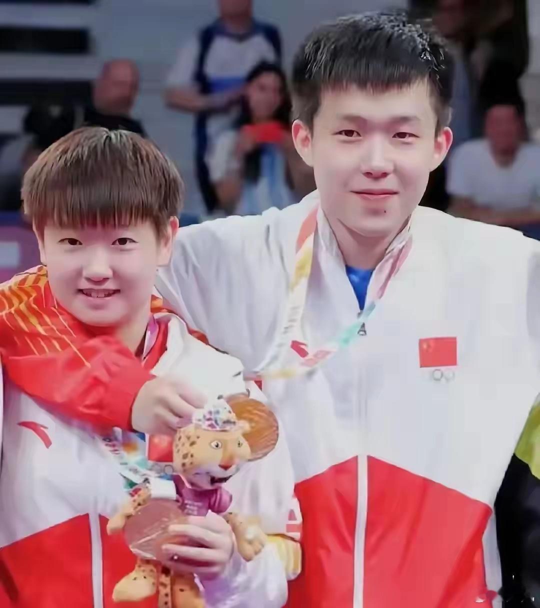 莎莎长得并不是多好看，五官端正而已。因为皮肤白，干干净净。因为短头发，清清爽爽。