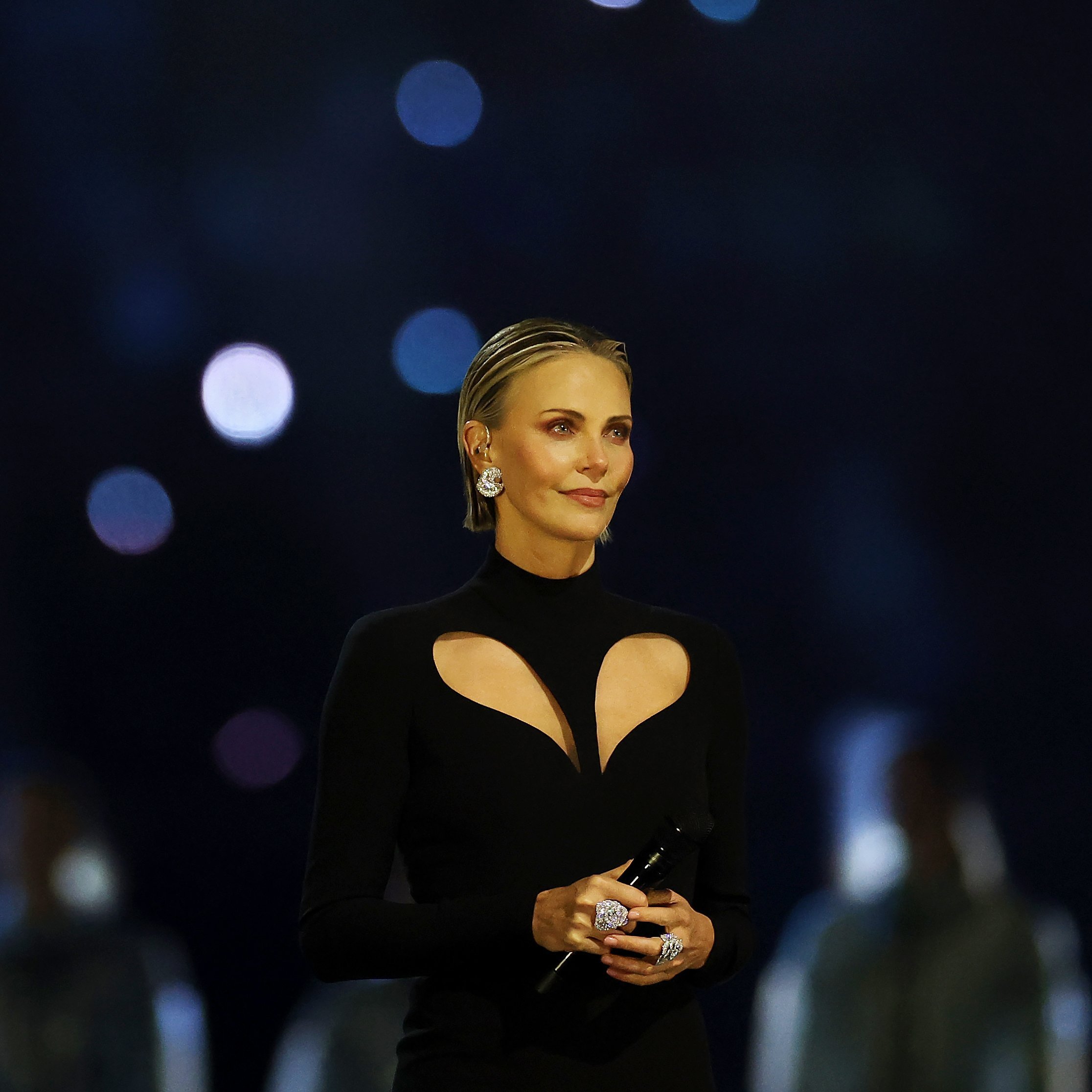 Charlize Theron｜冬奥会开幕式 姐这状态未免也太太太好了吧 ！裙装