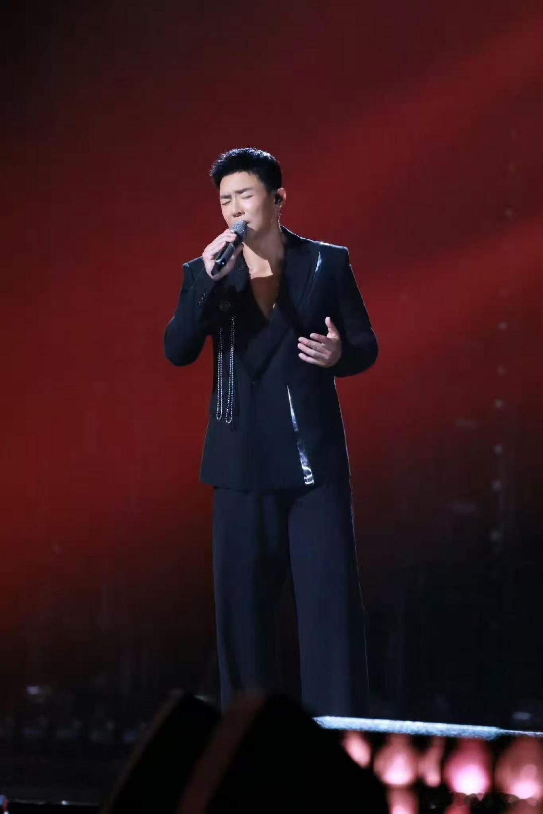 披哥刘畊宏进入危险区刘畊宏进入危险区披荆斩棘2026二公舞台刘畊宏带来《要你管》