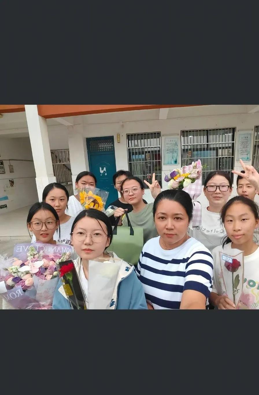 我老婆是老师，上学期带初二英语，本来这学期应该继续跟班带初三了。开学前学校领导安