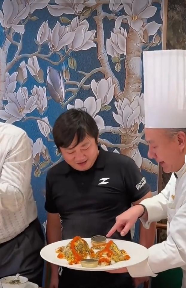 近日一张饭局画面在网上走红，77岁香港食神亲自下厨，特意为机车创始人张雪制作一份
