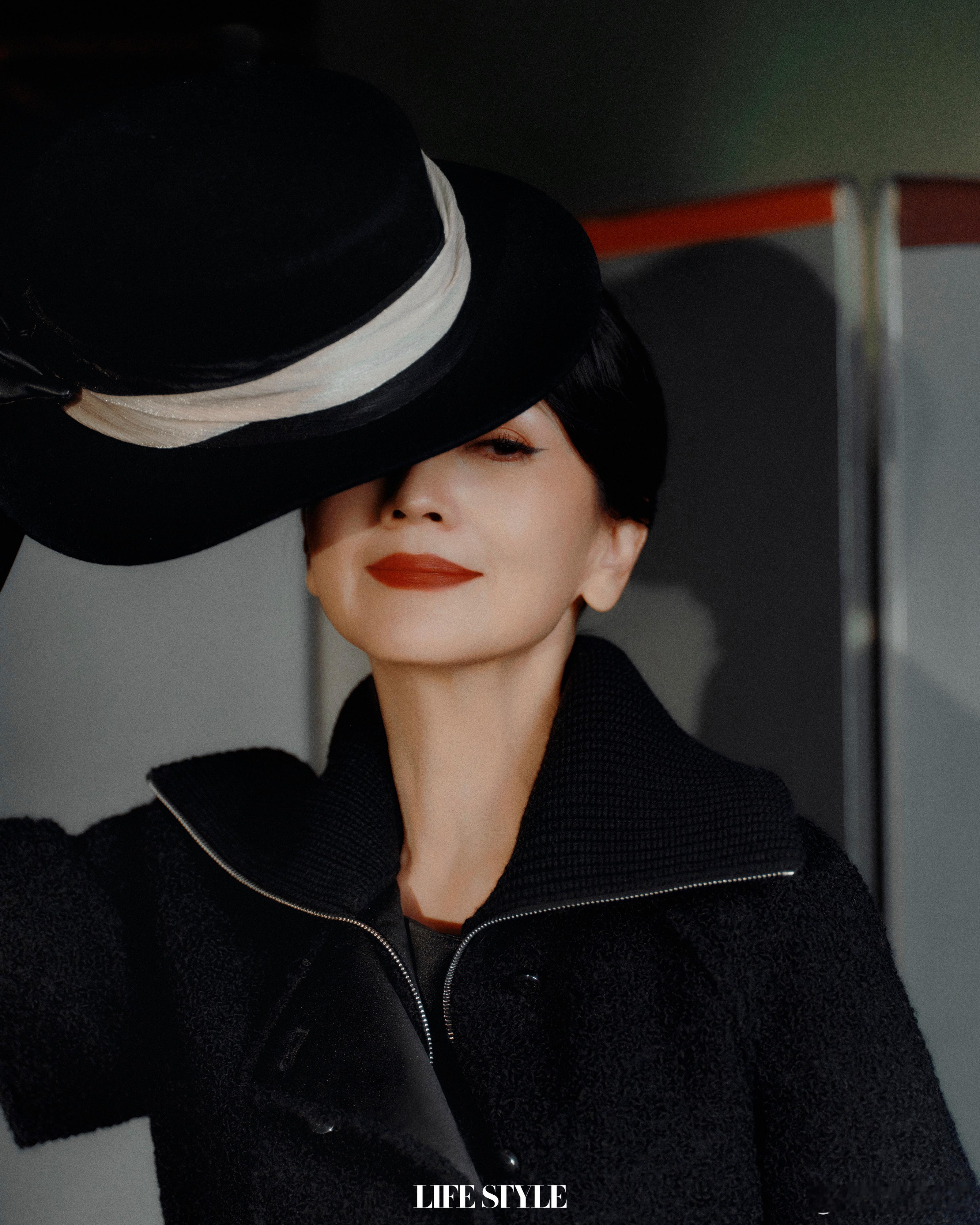 赵雅芝精品购物指南封面赵雅芝解锁《精品购物指南》封面，时代美人大片魅力四射。她眉