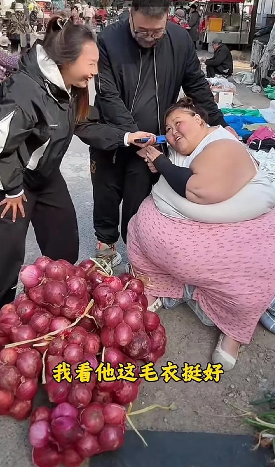 吃的啥呀，
胖成了这样，
恐怕连走路都困难。
只有脸跟脚看着是正常的，
身体都胖