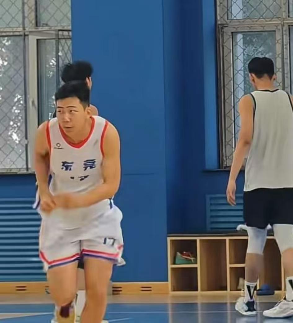 当刘卫霖穿着东莞的球衣出现在辽宁男篮训练馆时，许多辽宁球迷只感觉到了心酸！

刘