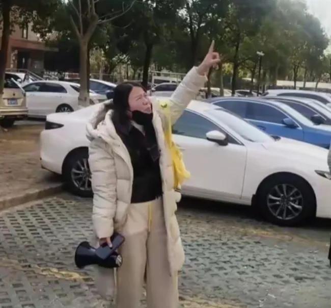 穿50天裤子仅退款还罚商家 跨省喇叭维权竟藏平台规则漏洞
上海闵行一小区楼下，一