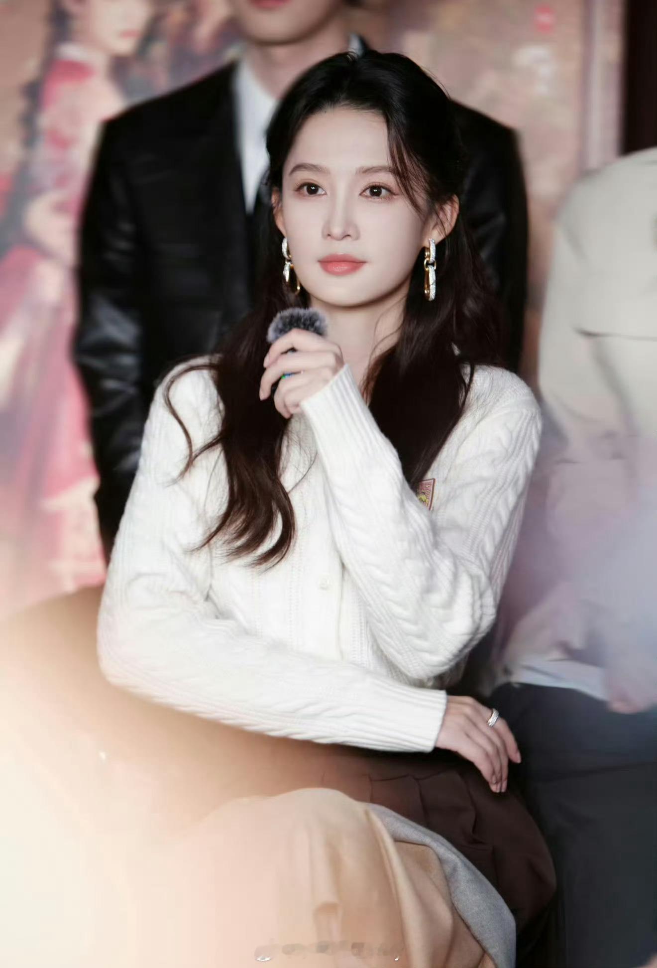 这速度可以的，李沁素素的就很美李沁造型师上热搜后立马换衣服了 ​​​