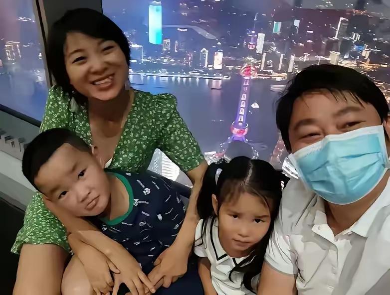 挺有意思的，都说儿子像妈妈，女儿像爸爸。
大家看看张雪家庭，应该是儿子像张雪，女