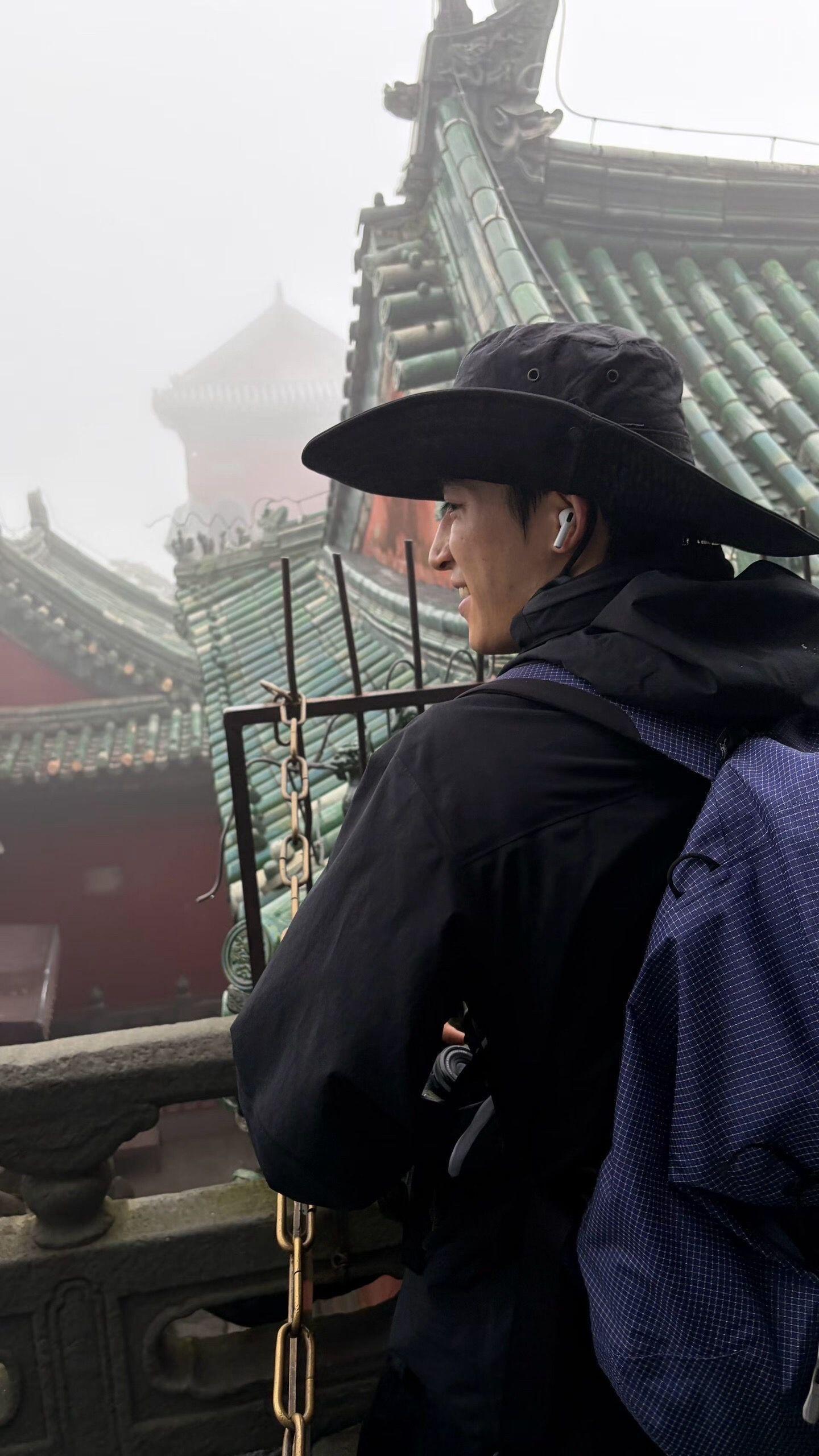 来看娱乐王星越被路人要微信王星越说有女朋友了抱歉路人爬山偶遇王星越，面对索要微信