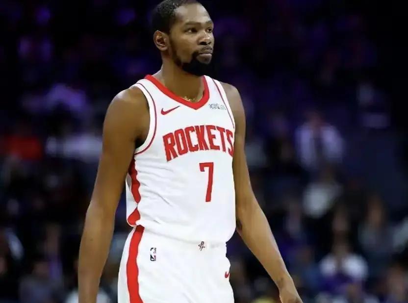 杜兰特在伦纳德面前，像个刚进联盟的普通球员。
他今天22分，三分4中1，赔上4次