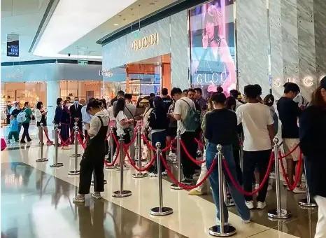 农村的赶大集，顶多是比肩接踵。海南的免税店和赶大集相比，真的是“渡劫”了。为什么