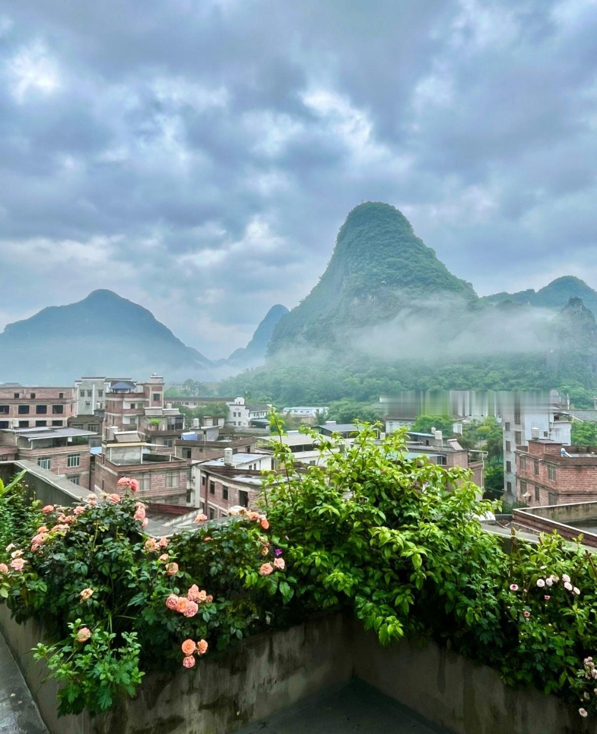 藏于桂东喀斯特峰林间，黄姚古镇以千年时光，酿成一幅流动的岭南水墨 。姚江蜿蜒穿镇