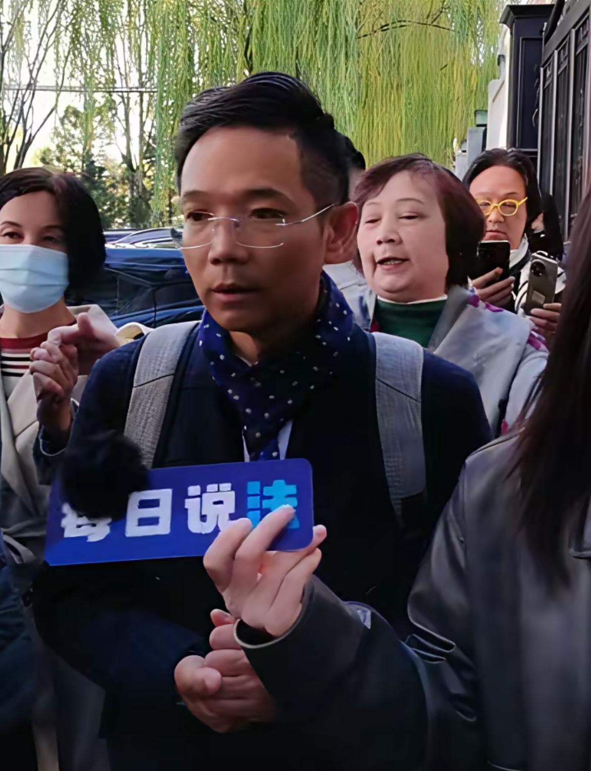 王某晶撤诉这事不简单。
她撤诉的最大原因。
不是因为害怕了！

有可能是被人坑了