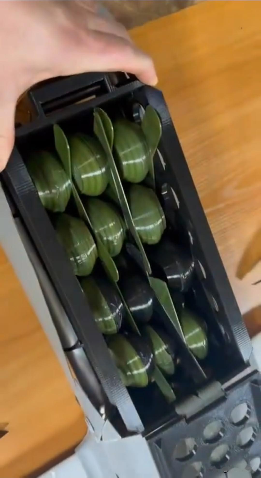 俄罗斯著名“闪电”固定翼FPV无人机的升级版本，该无人机进行了前线改装，加装了远