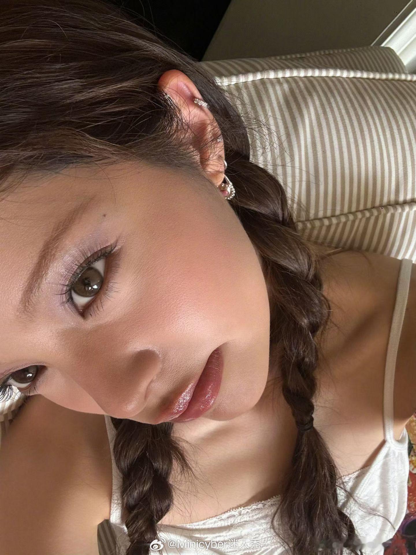 欧阳娜娜的耳骨钉。这副也可以这样戴 ​​​