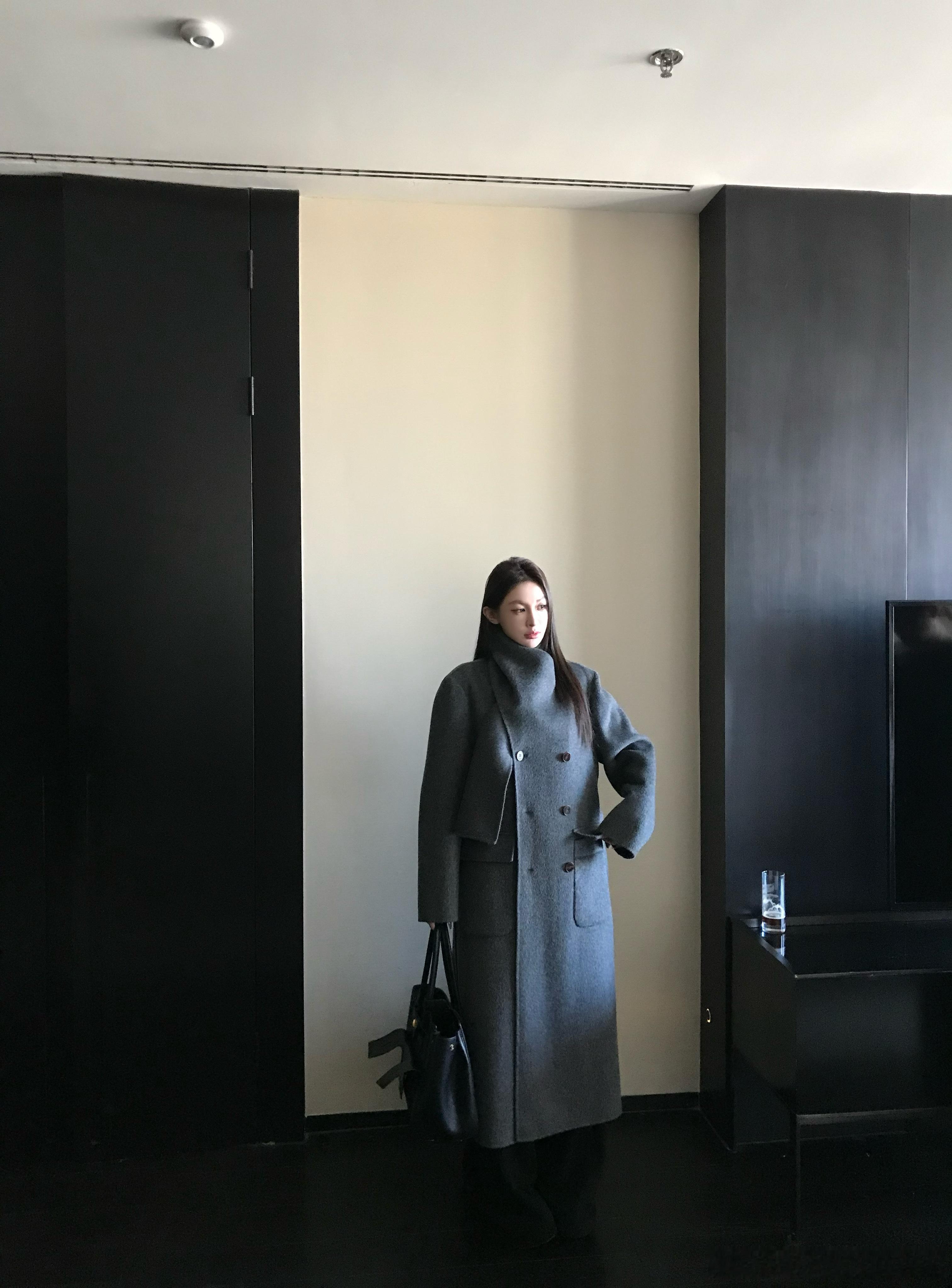 一眼大女主超绝气质的双面呢大衣很重工很特别的一款 自带围巾形成高领 不仅穿法多样