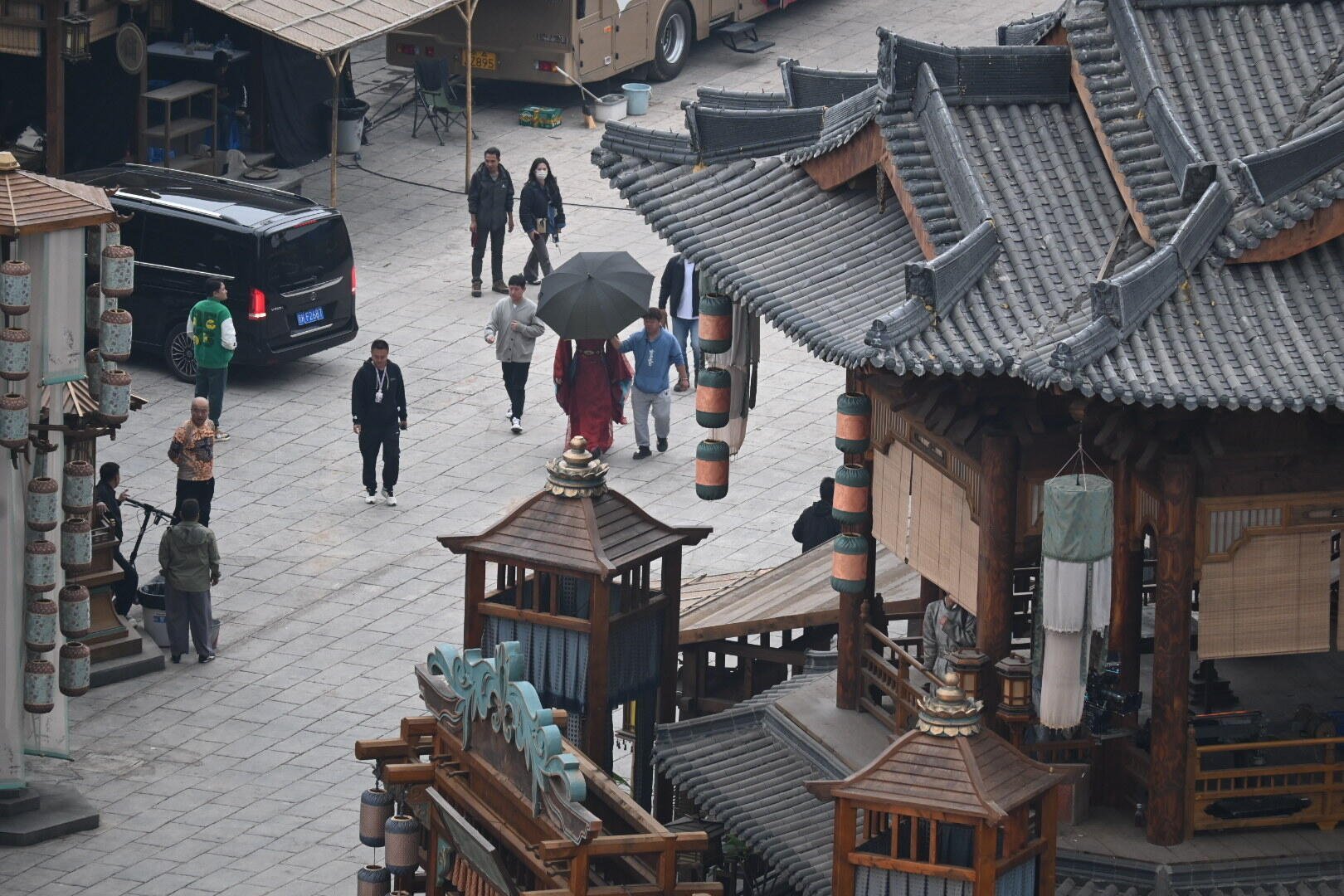 水灵灵的出来了。。脸真好看 ​​​