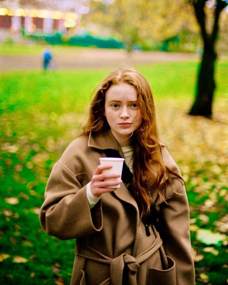 拍完怪奇物语第四季时的萨迪·辛克  （摄影：Marco Krueger）跨年电影