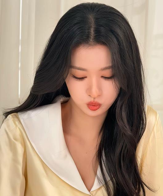 王楚然高度近视但绝不眯眼 网友翻到“白眼女神”王楚然看手机的画面，姐姐的手把手机