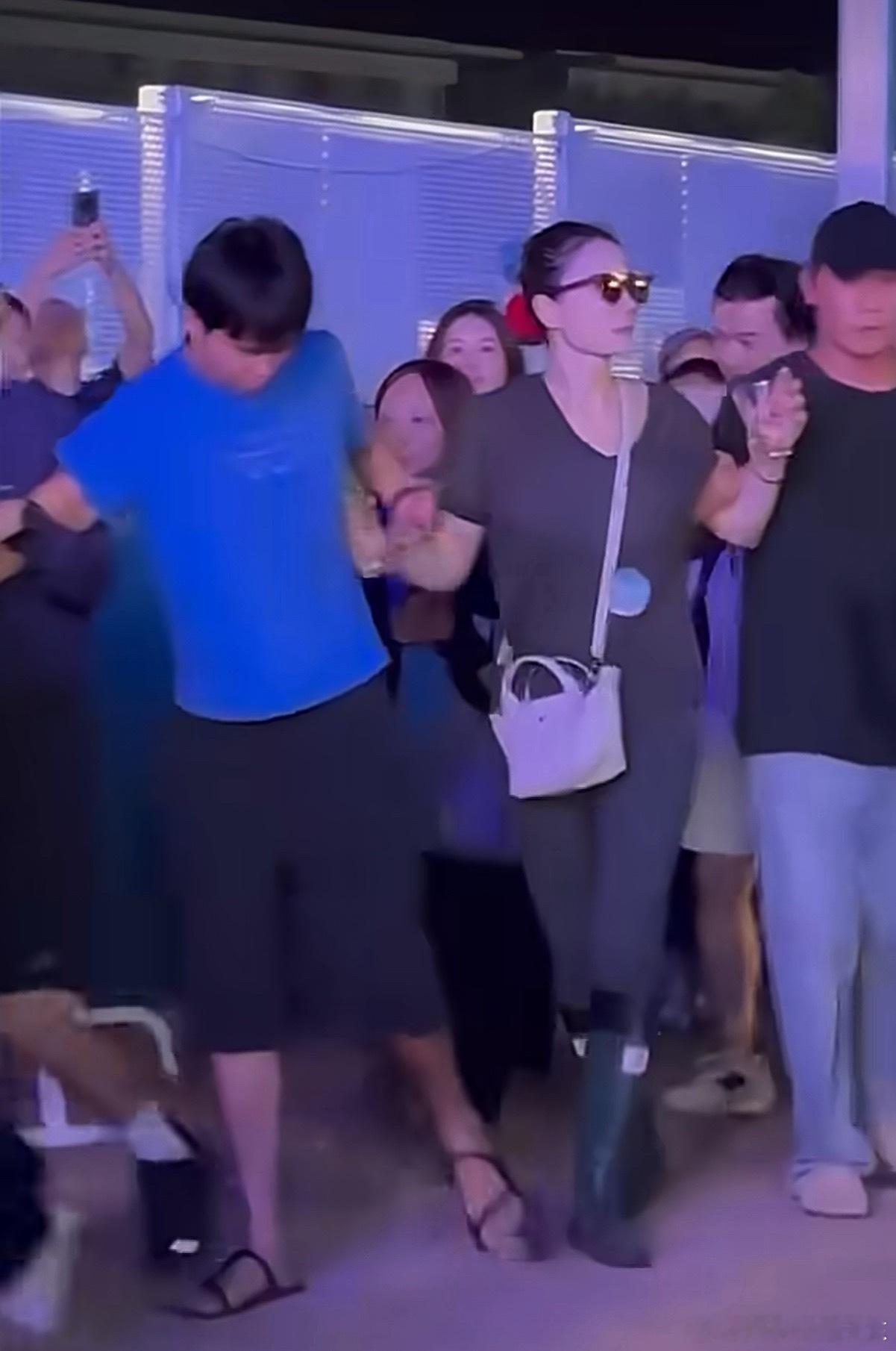 听说这位Ryan是王菲的男闺蜜兼摄影？虽然看现场视频，这人是醉得一塌糊涂，图3走