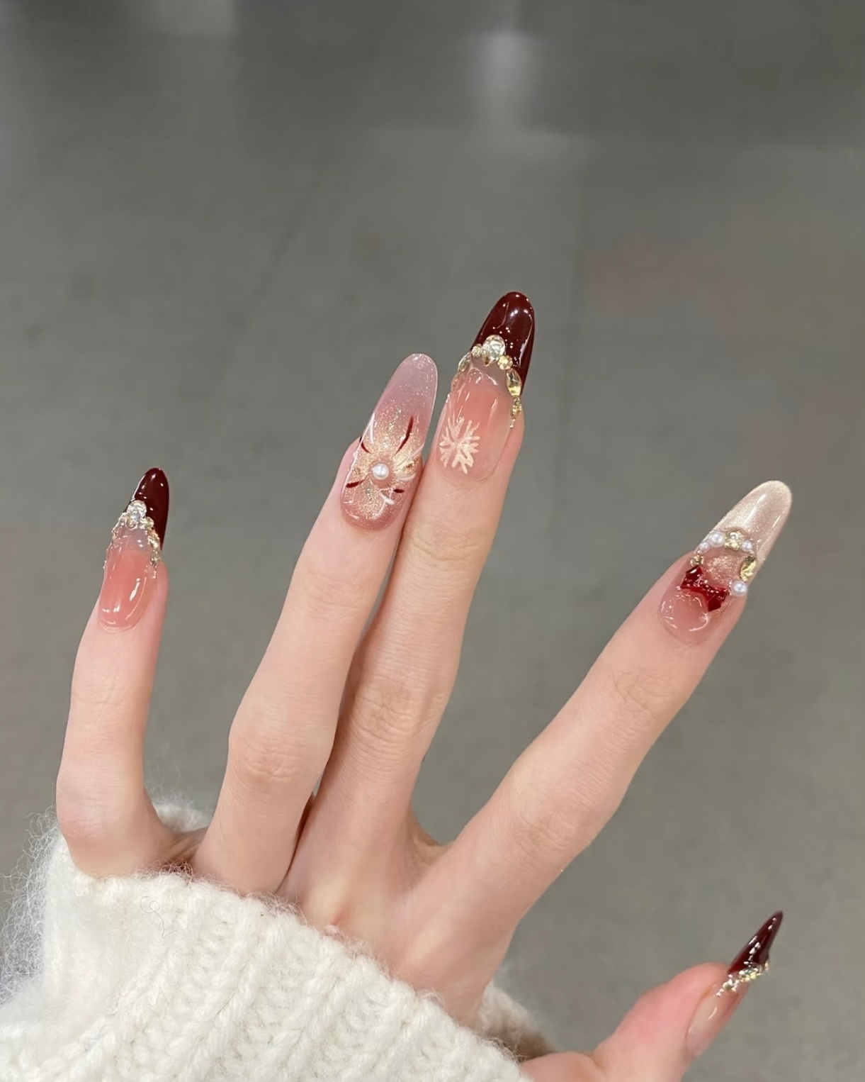 新年美甲 复古不撞款的新年美甲，显白又气质十足，新年美甲必备款式