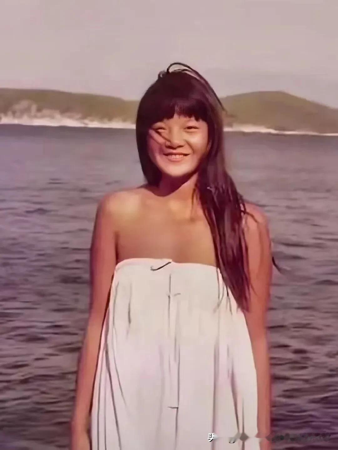 1990年，陈凯歌抓拍洪晃湖边游玩的照片，洪晃笑得汪洋恣肆，不愧是名门痞女！虽然