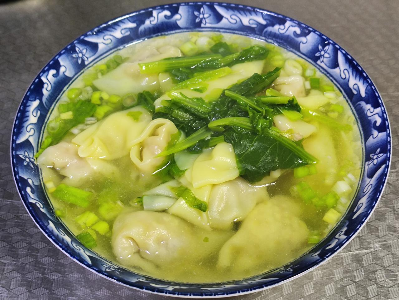 清汤馄饨
 
薄皮鲜馅裹清汤，
翠叶青葱衬玉囊。
软褶轻浮凝暖润，
清汤漫溢散幽