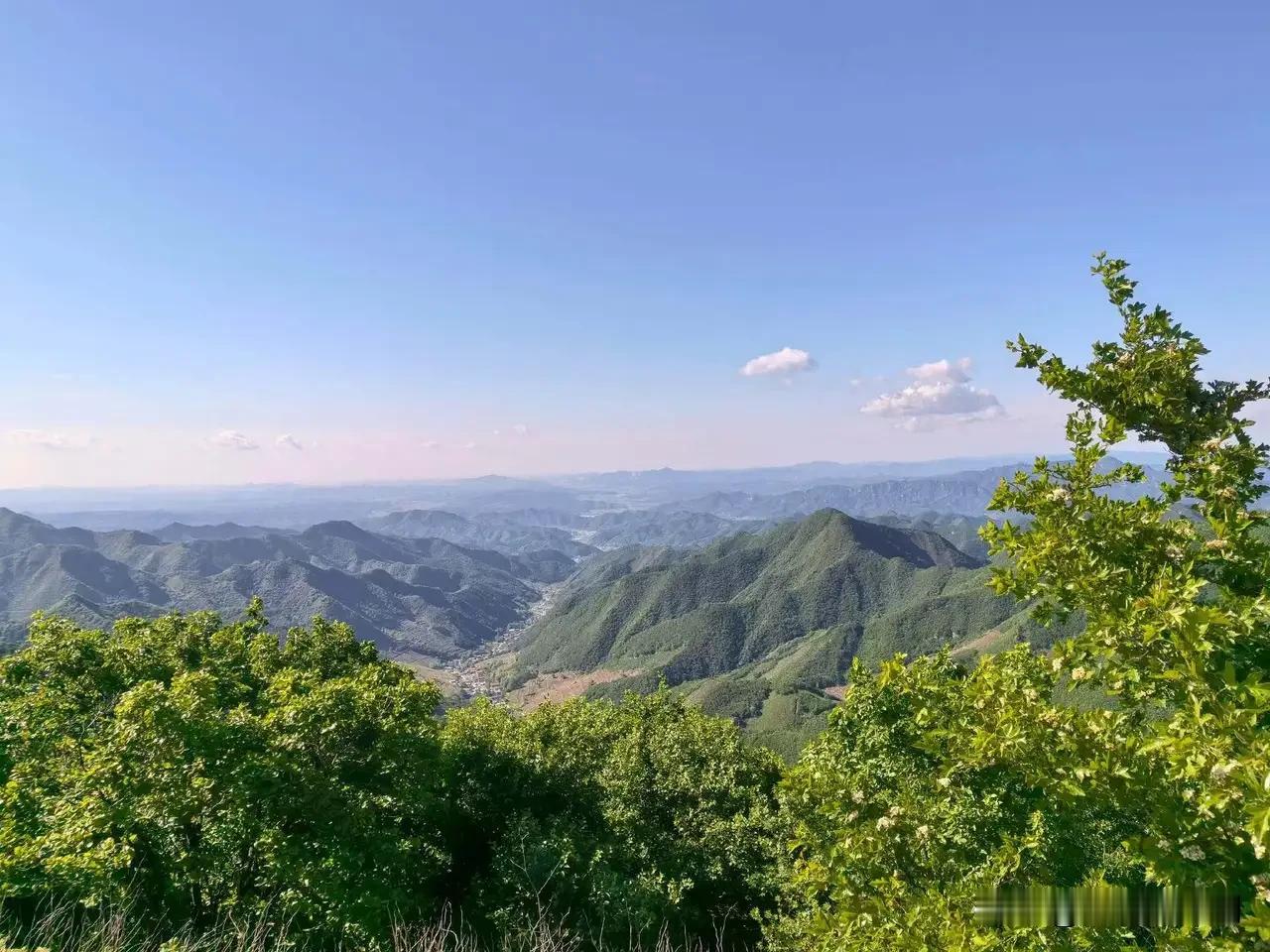 夏天来了却没什么人穿凉鞋了
以往的夏天，穿凉鞋的人很多，无论男女，都脚蹬凉鞋。讲